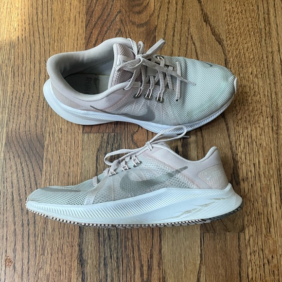 Nike Quest 4 in Grey Fog Barely Rose - Picture 2 of 6